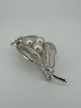 Load image into Gallery viewer, Vintage Wireworked Leaf Brooch with Pearls